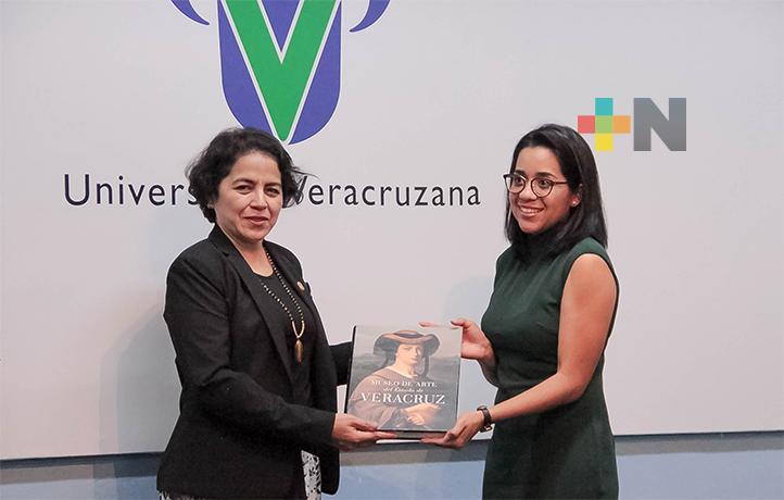 UV recibió donación de libros de Fomento Cultural Citibanamex