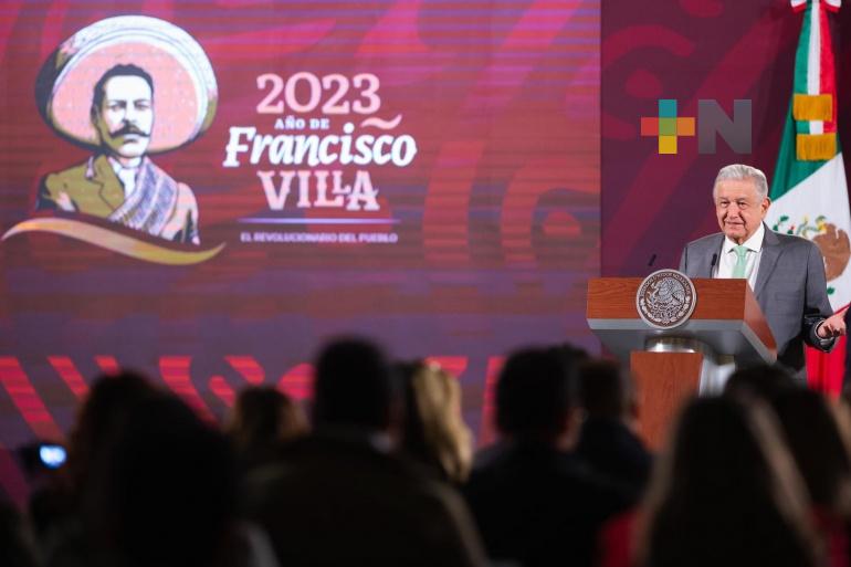 Becas para estudiantes de educación media superior reducen deserción escolar