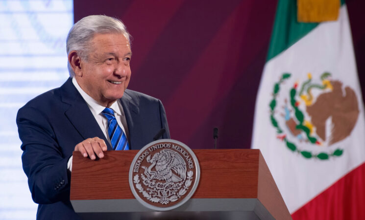 Empresas no deben comprometer abasto de agua para uso doméstico: AMLO