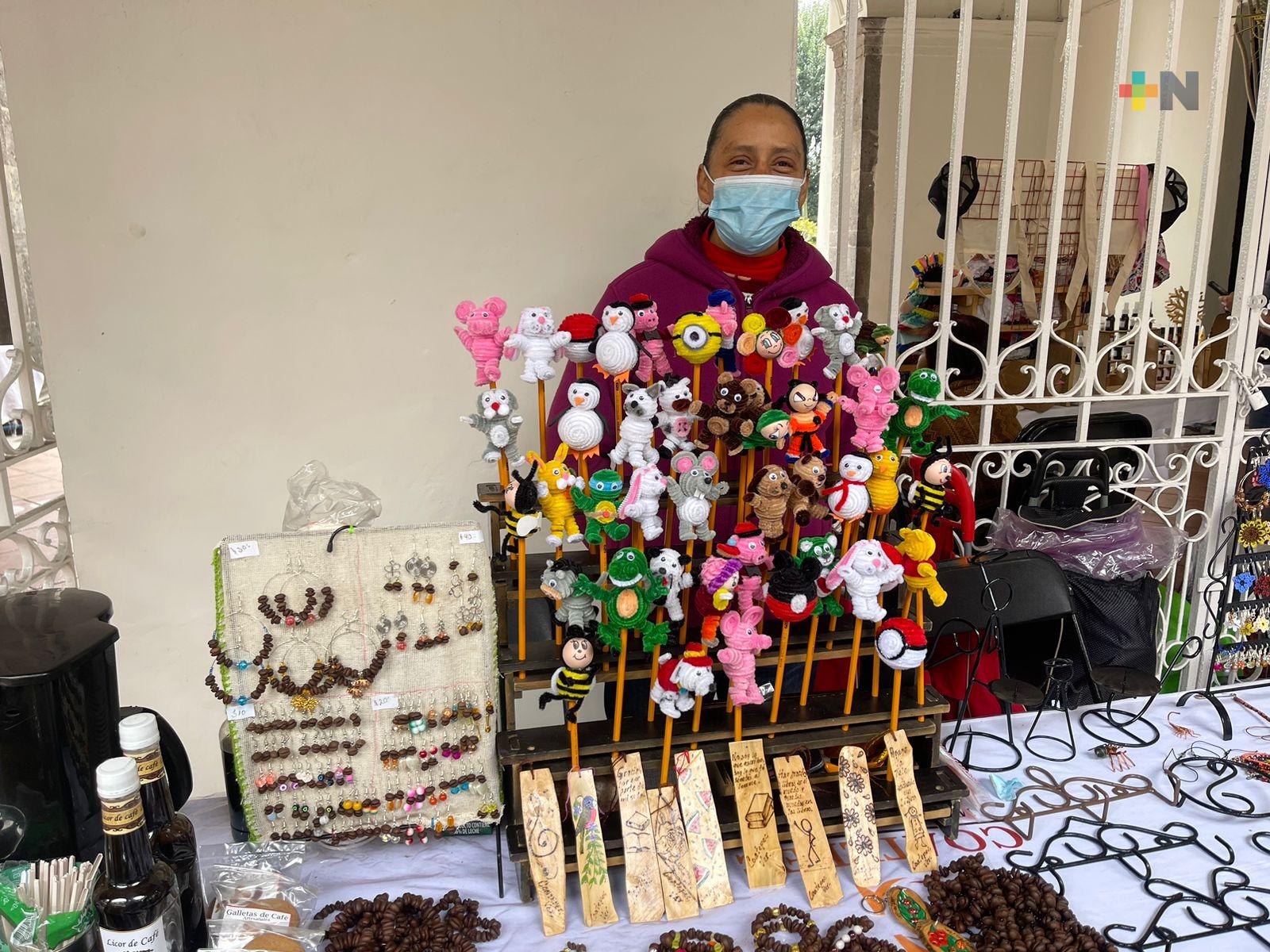 Continúa Pabellón Artesanal de Coatepec en bajos de palacio municipal