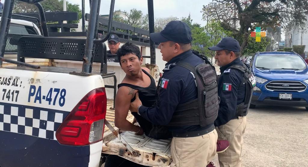 Detiene policía a hombre violento en centro de Coatzacoalcos