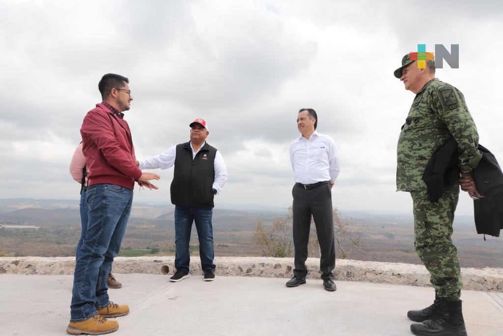 Supervisan instalación del asta bandera en Cerro Gordo; Cuitláhuac García y el secretario de Gobierno, Eric Cisneros