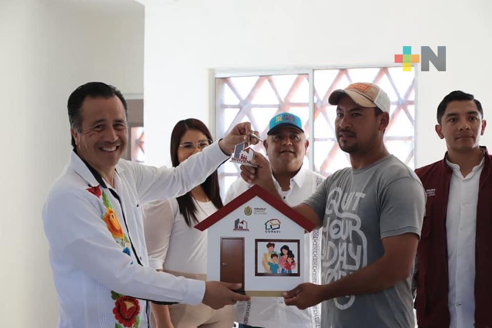 En Tuxtilla, Eric Cisneros acompaña al gobernador Cuitláhuac Garcia en la entrega de 18 viviendas