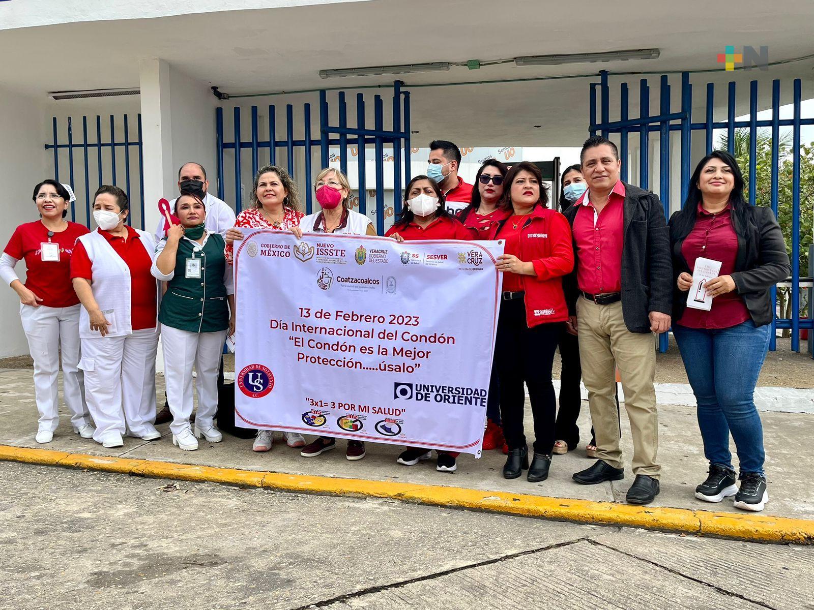 Activistas y autoridades de Salud de Coatzacoalcos realizan jornada informativa sobre uso de condón