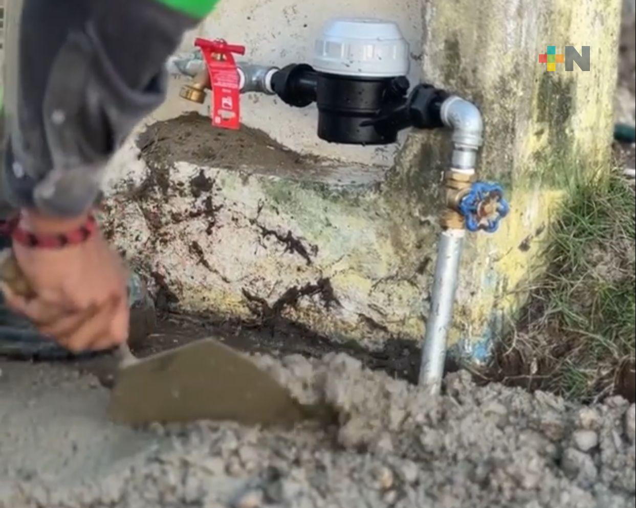 Instalan más de mil medidores de agua en colonias de Coatzacoalcos