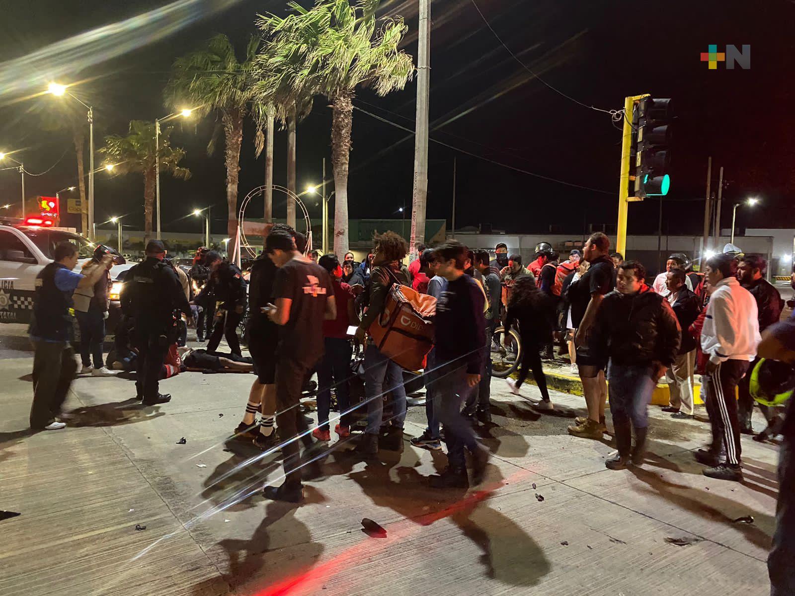 Repartidores de comida resultan lesionados en aparatoso choque