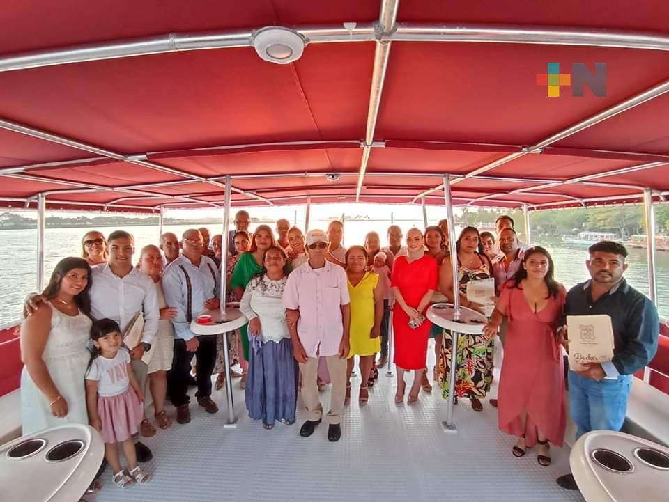 Celebró DIF de Tlacotalpan boda colectiva flotante en el catamarán El Cuenqueño