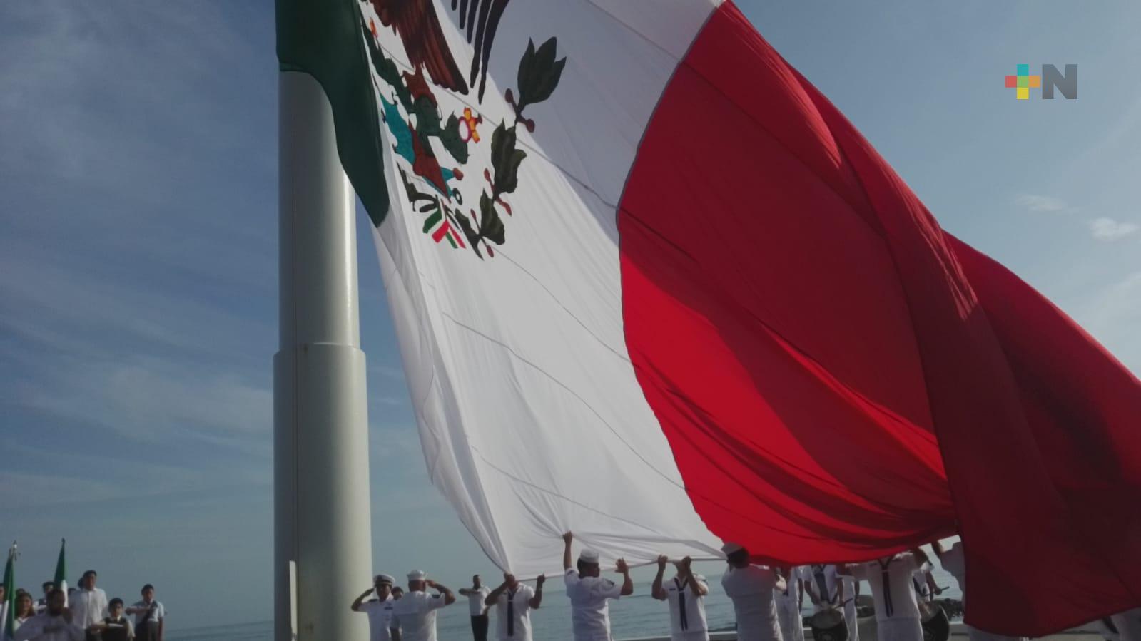 Fuerzas armadas y escuelas participan en ceremonia por Día de la Bandera