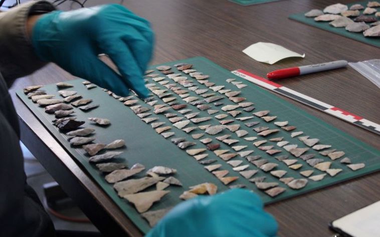 México recibe colección de puntas de flecha milenarias devueltas por ciudadano de Estados Unidos