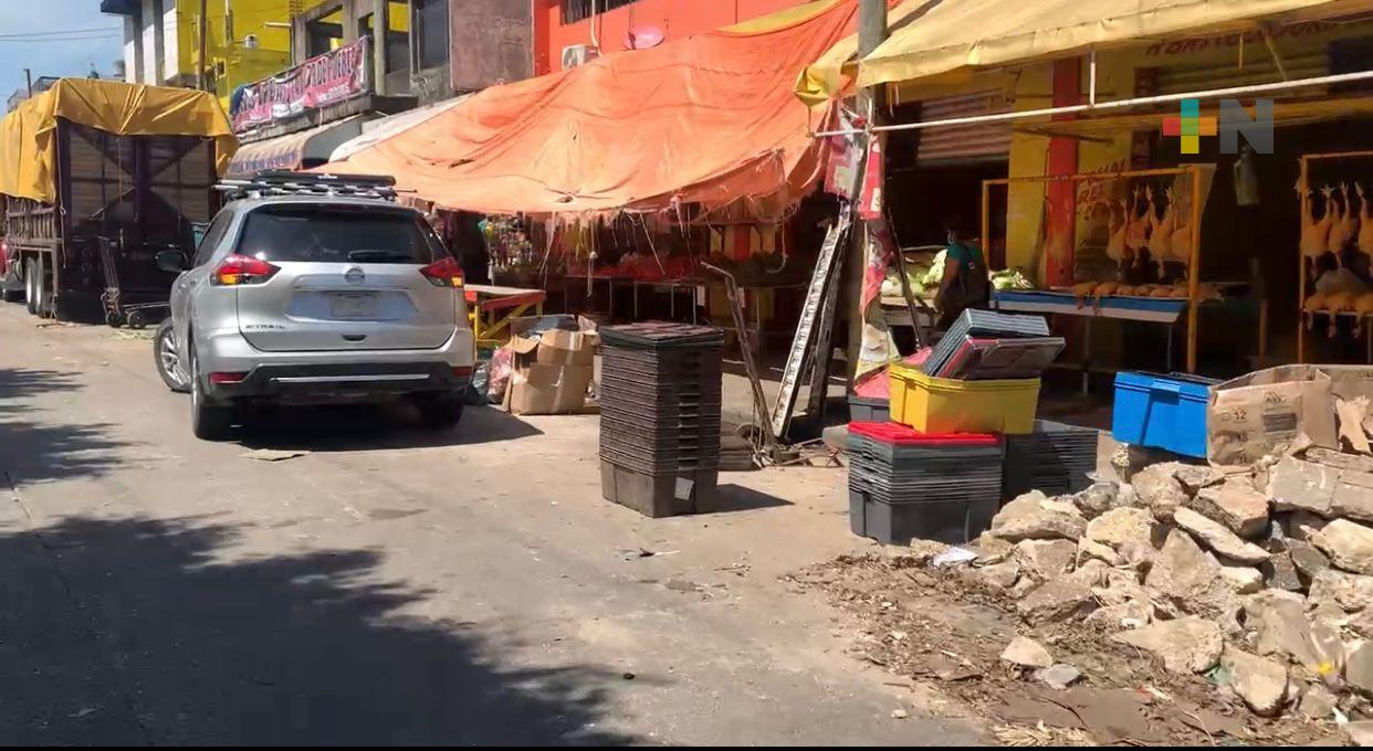 Quejas en Coatza por comerciantes que invaden calles