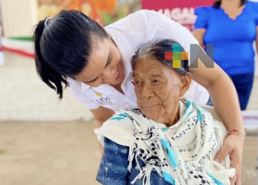 Magaly Armenta entregó aparatos de movilidad y auxiliares auditivos a grupos vulnerables