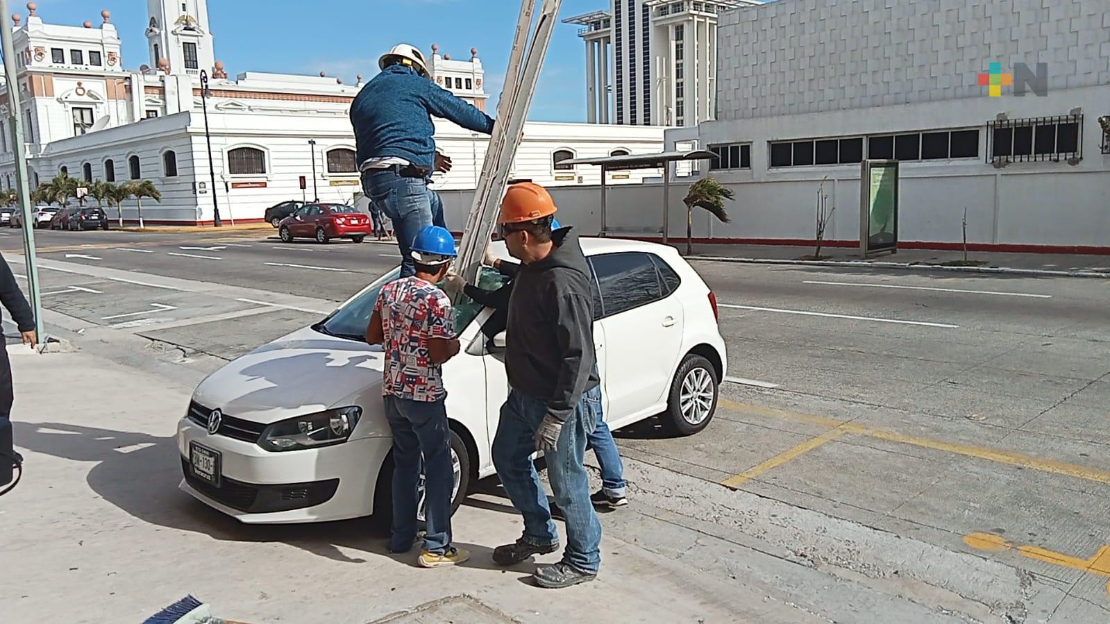 Cae estructura de metal sobre coche por fuertes vientos en ciudad de Veracruz