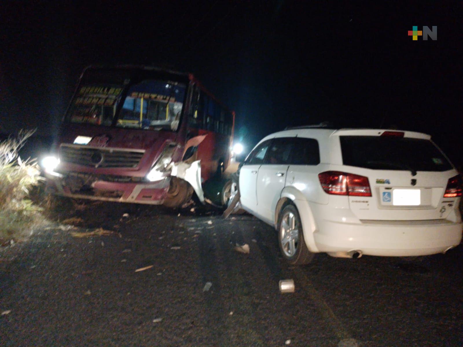 Conductor ebrio provoca choque con urbano; hay cinco lesionadas