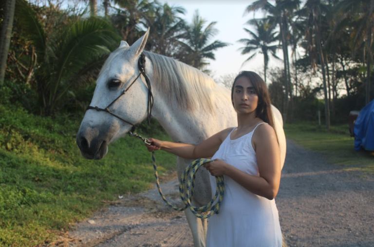 Invita GACX a la presentación del unipersonal a varias voces Cabalgando las olas