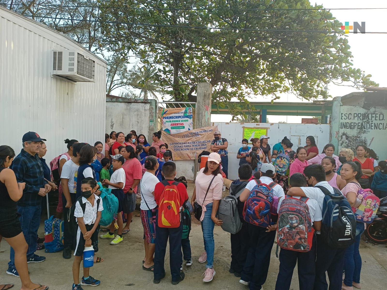 Padres de familia toman escuela de Coatza en demanda de espacios educativos