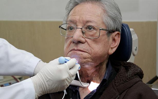 Ayuda prótesis fonatoria a pacientes del IMSS recupera más rápido la voz