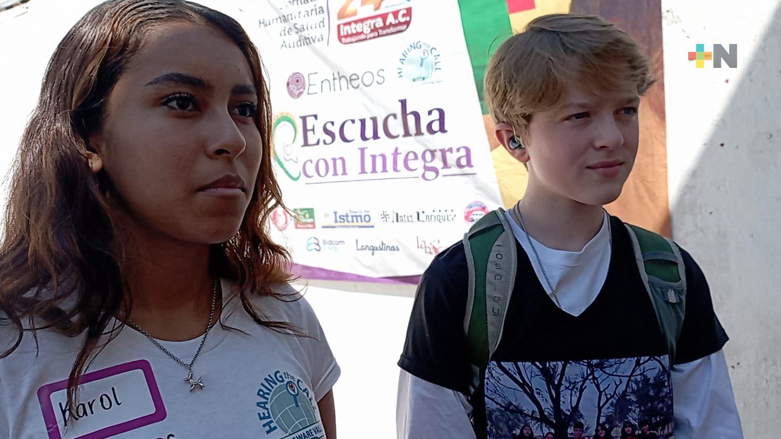 Braden Baker, adolescente activista, visitó Coatza por jornadas humanitarias auditivas