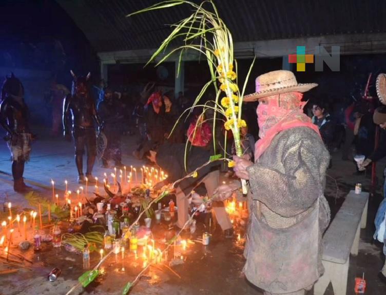 Llevan a cabo ritual de máscaras en comunidad de Ixhuatlán de Madero