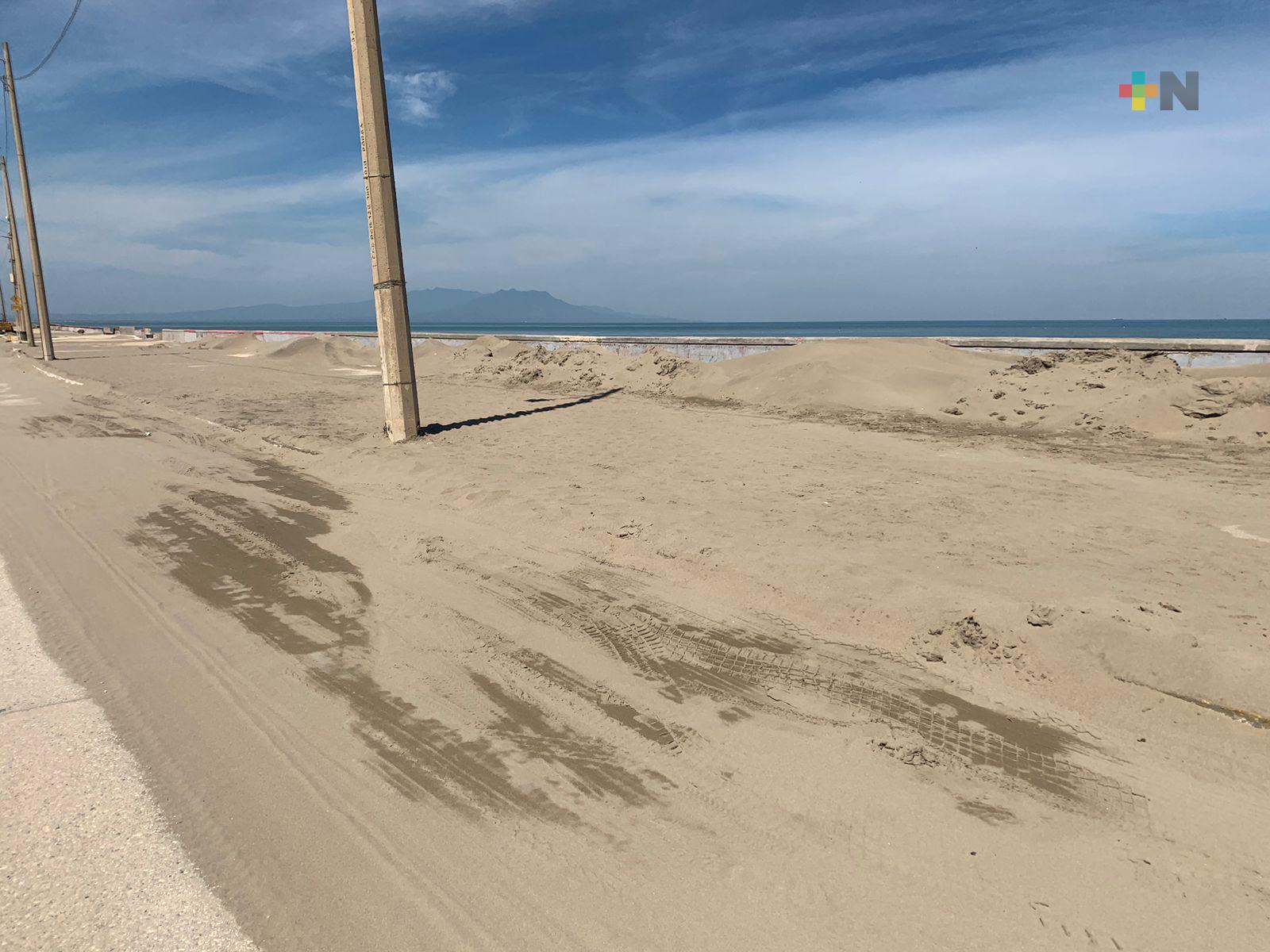 Trabaja maquinaria pesada para limpiar arena acumulada en malecón de Coatza