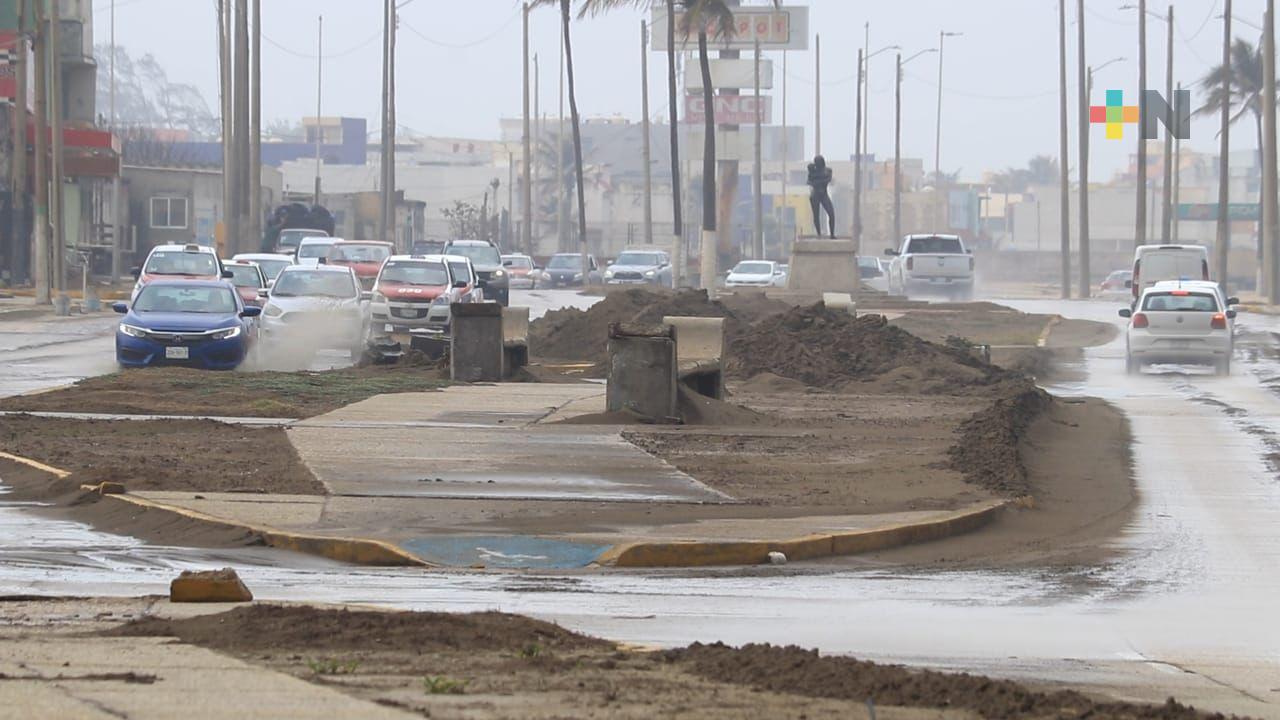 Más de cien personas limpiarán arena que invade malecón de Coatza por frente frío 33