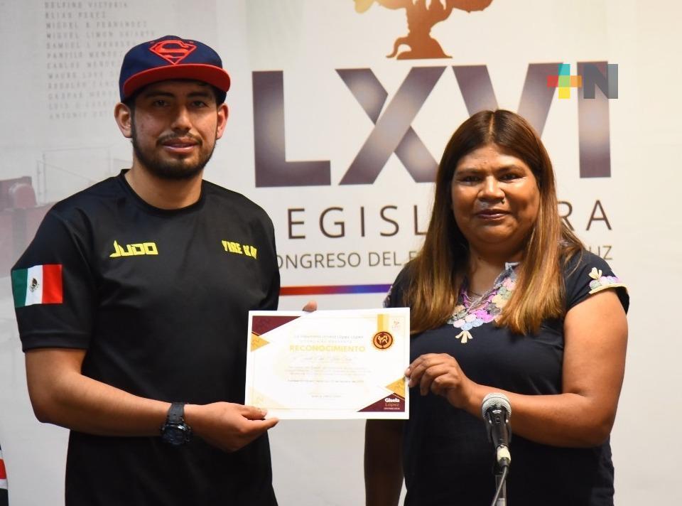 Reconoce diputada esfuerzo de jóvenes deportistas xalapeños