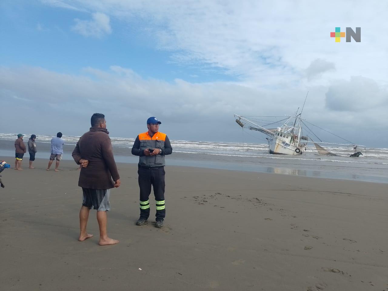 Embarcación camaronera encalló en Tatahuicapan de Juárez