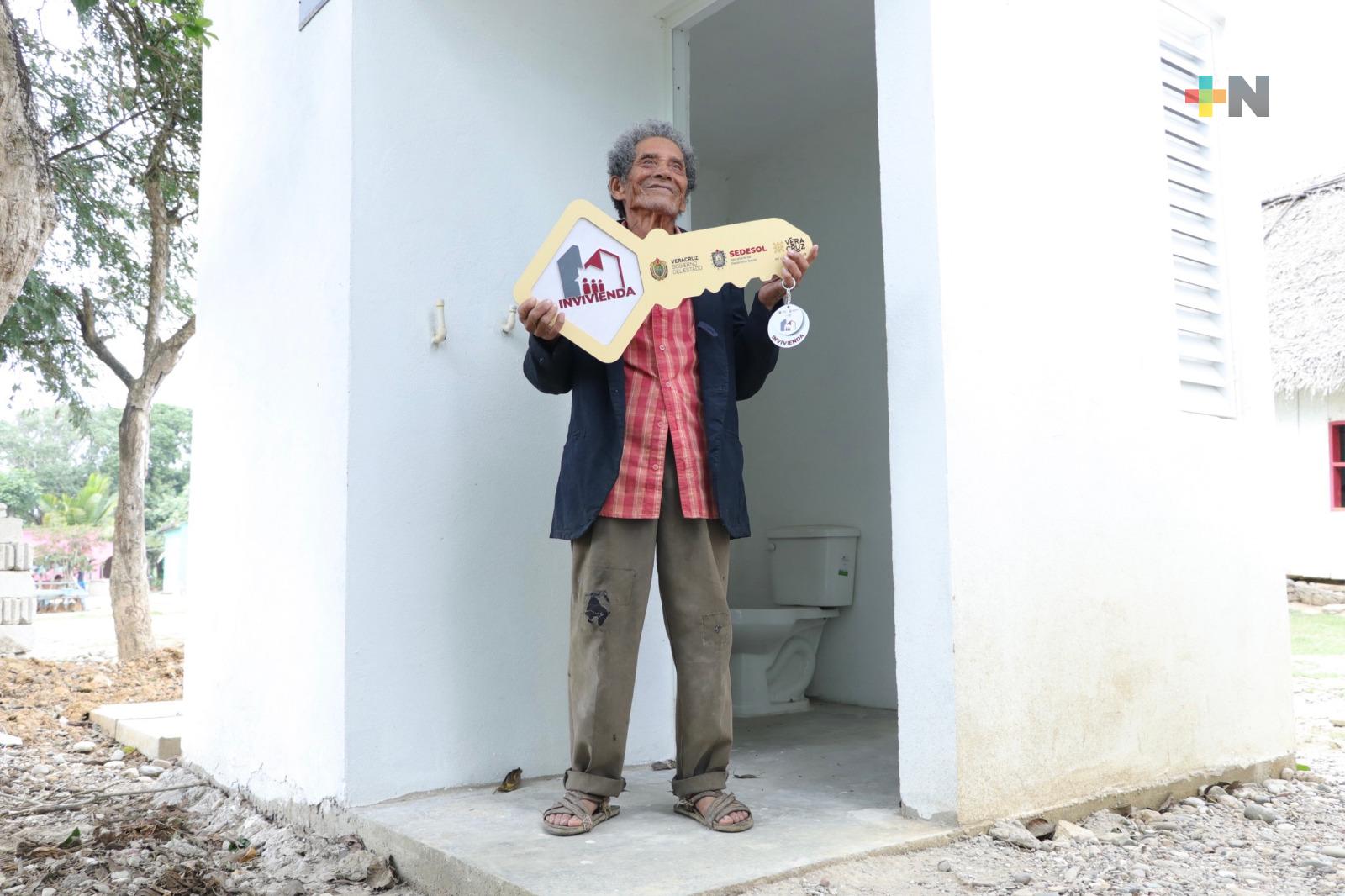 En el Papaloapan, 59 familias de escasos recursos reciben sanitarios con biodigestor