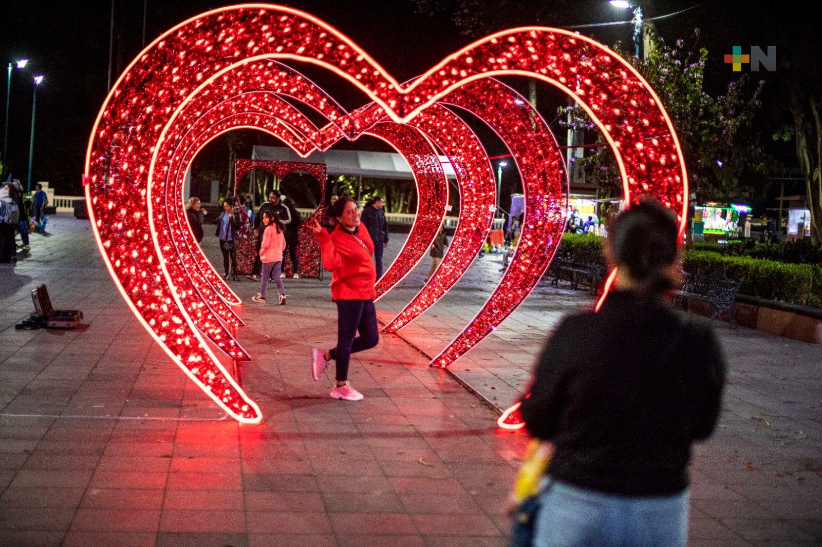 Se ilumina de amor el Parque Juárez, en Xalapa