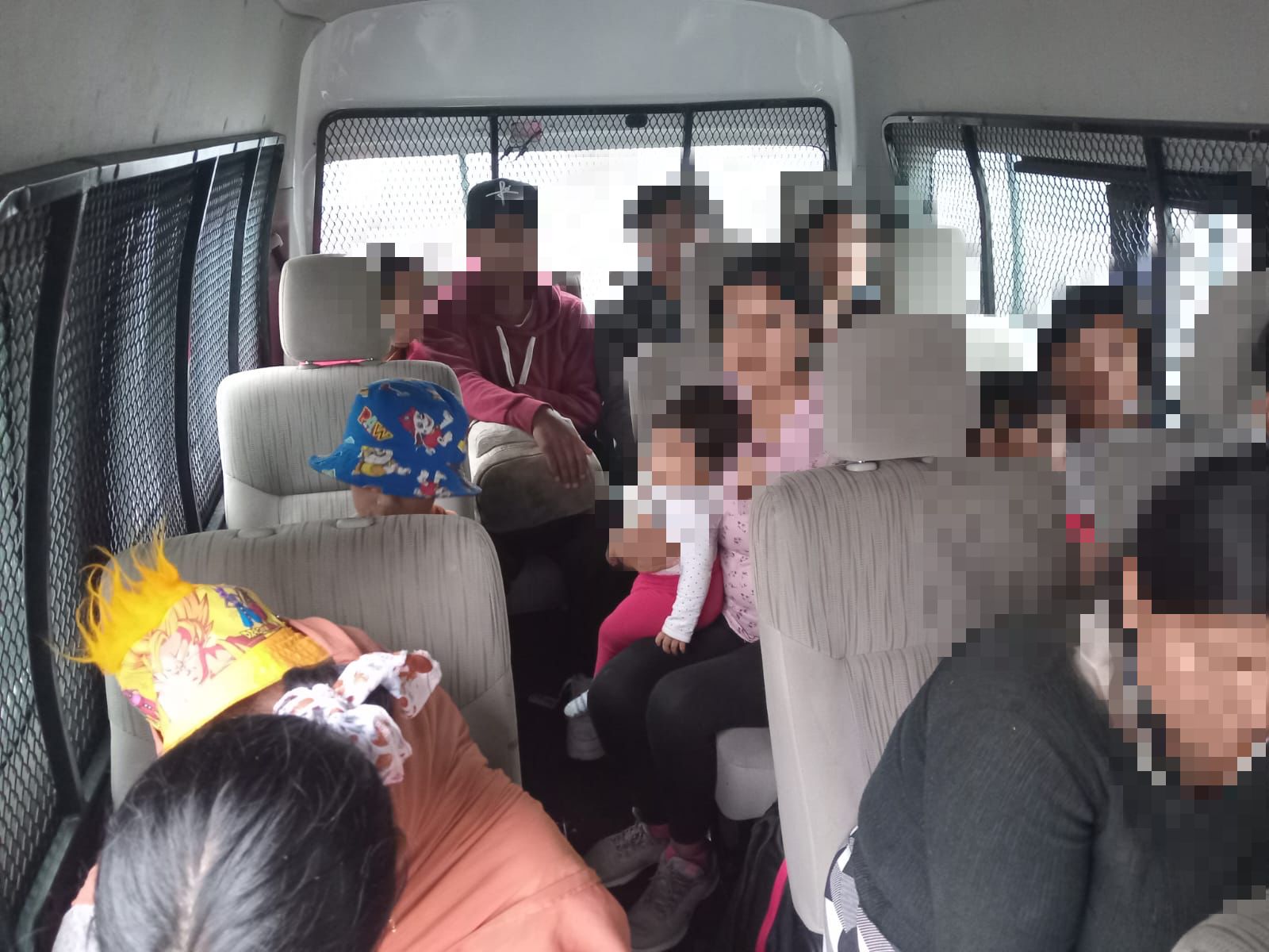 Resguarda Policía Estatal a 18 migrantes en la zona sur