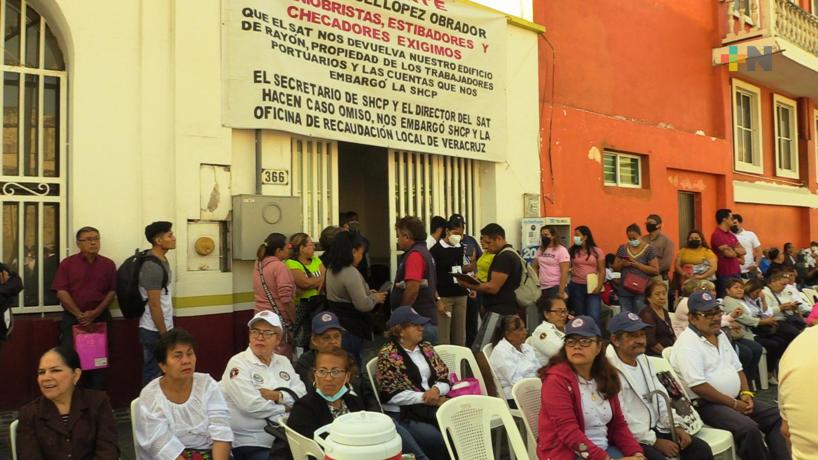 Sindicato de Maniobristas se manifestó en instalaciones del SAT