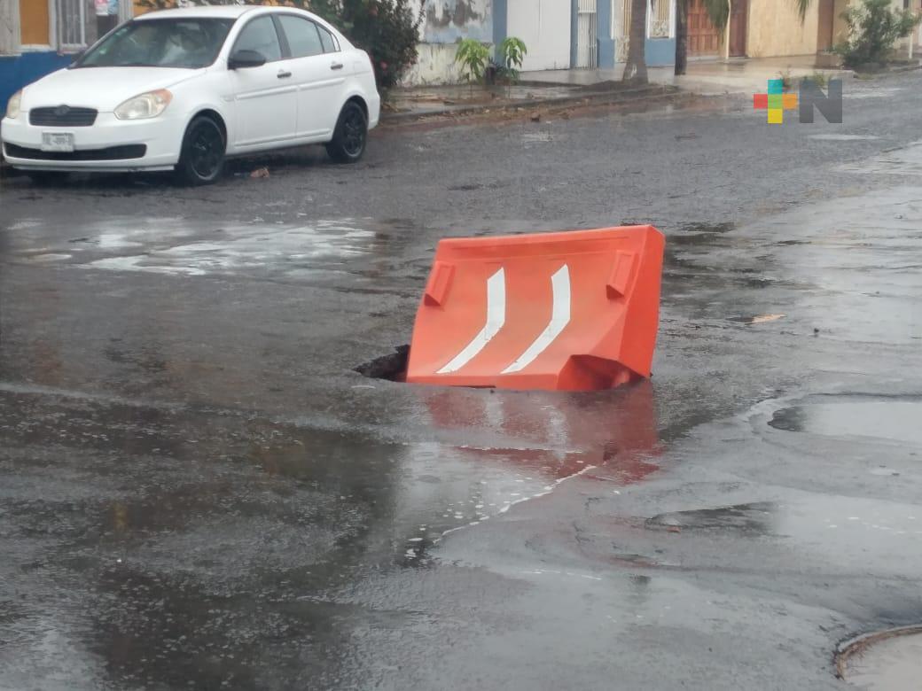 Vecinos alertan por socavón en calle Mario Molina del puerto de Veracruz