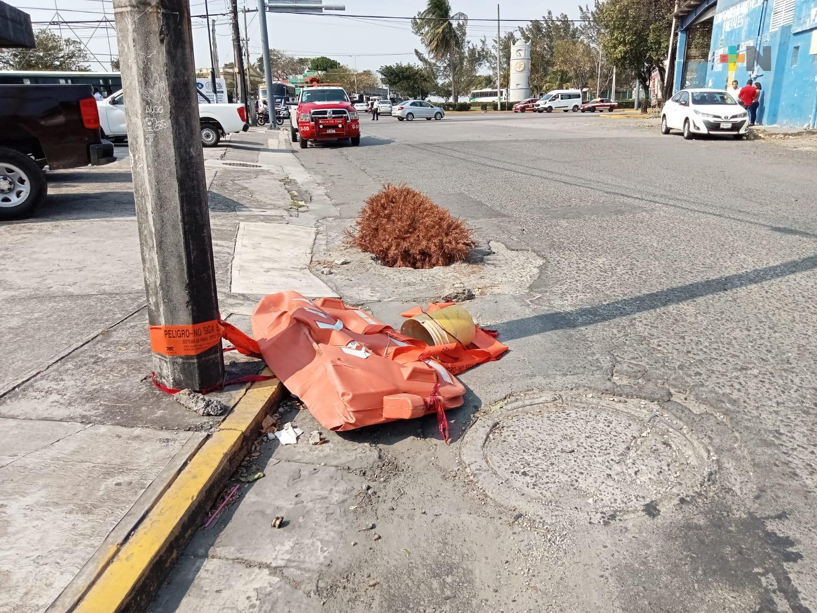 Socavón en calle de alto flujo vehicular en Coatzacoalcos