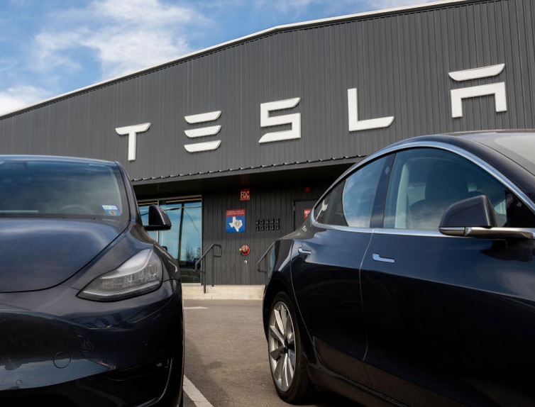 Asegura López Obrador comunicación con Tesla para construcción de planta