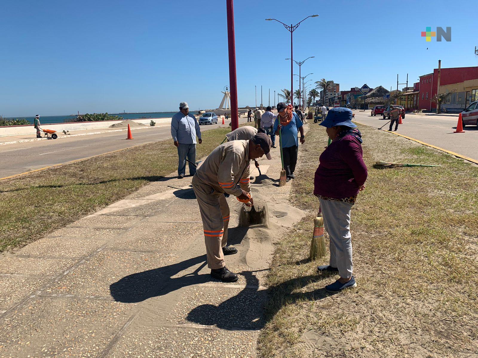 Limpian arena que dejó frente frío en malecón de Coatza; viene otro FF