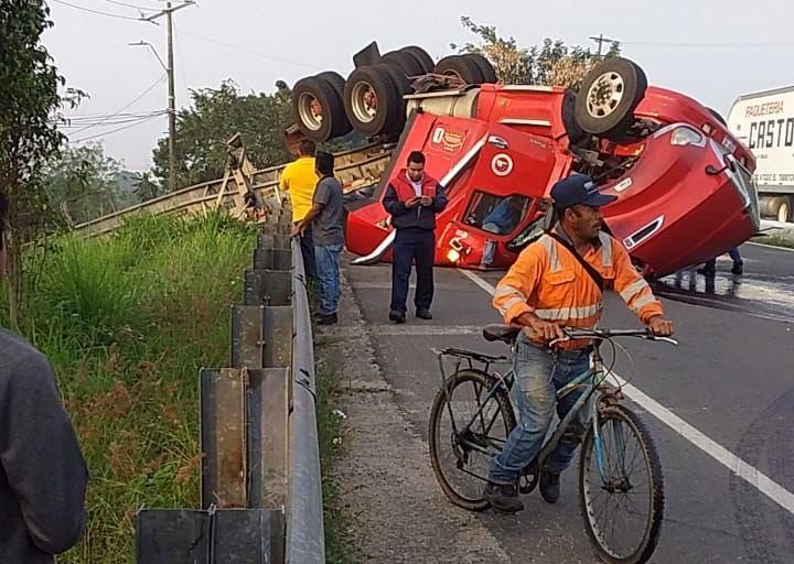 Otro accidente con tráiler doble remolque en carretera Coatzacoalcos-Minatitlán