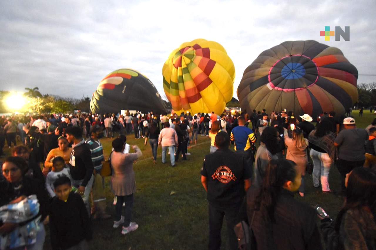 Con globos aerostáticos y sones jarochos iniciaron festejos a San Valentín, en Medellín