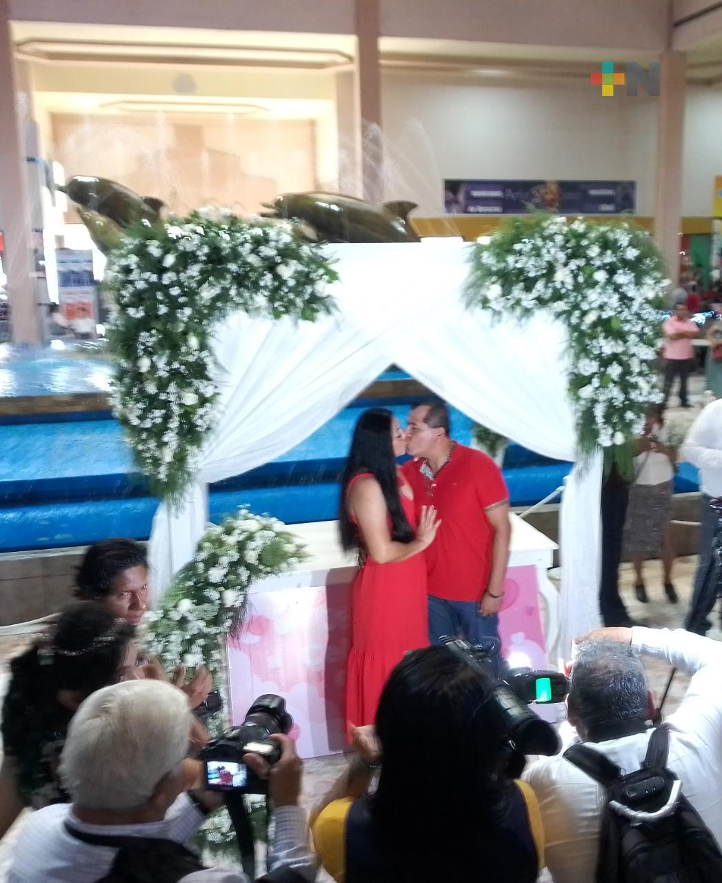 Recibe Aquarium de Veracruz a 200 parejas en bodas colectivas