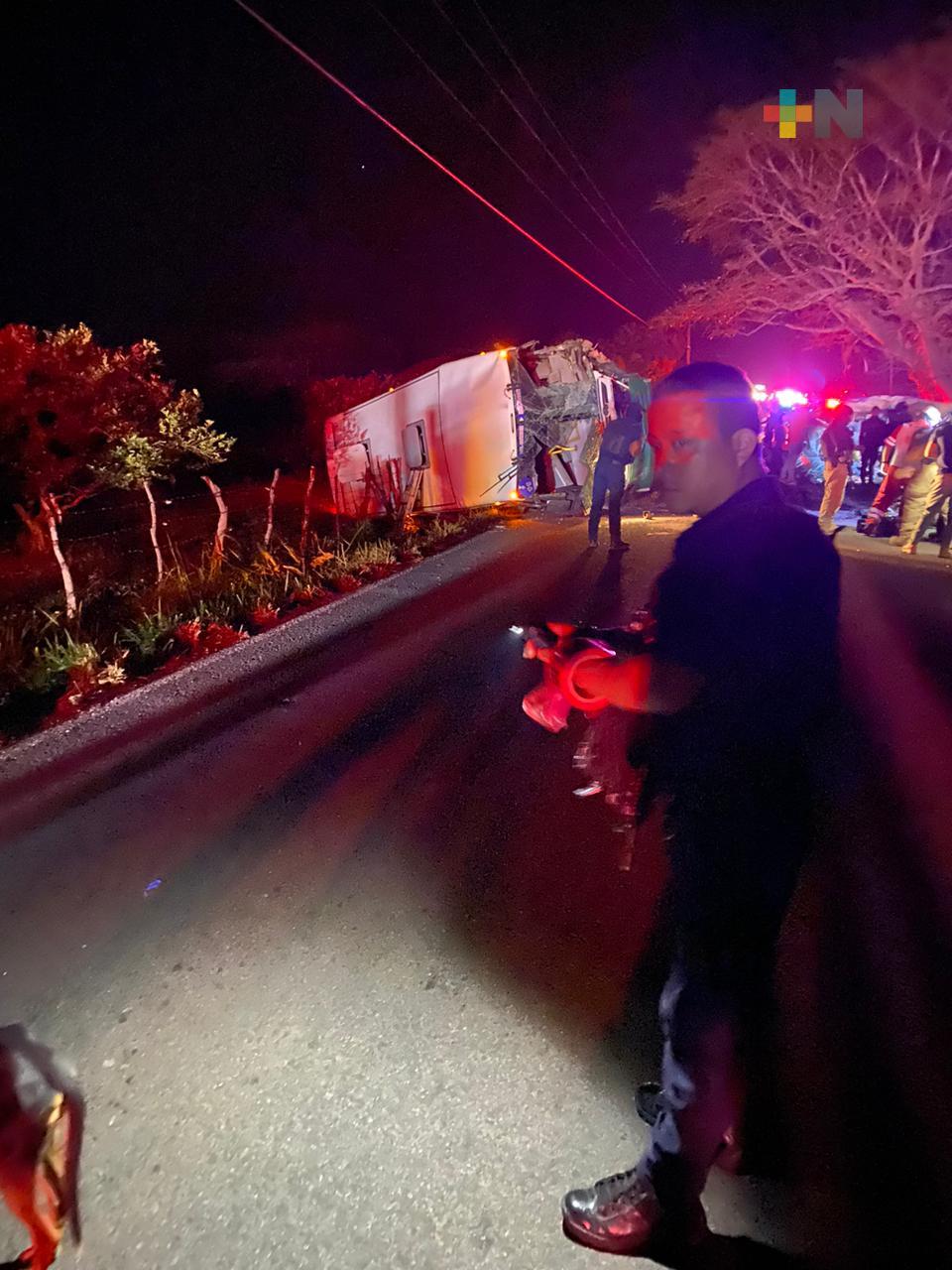 Diez lesionados de gravedad y un fallecido en accidente carretero, detalla Gobernador