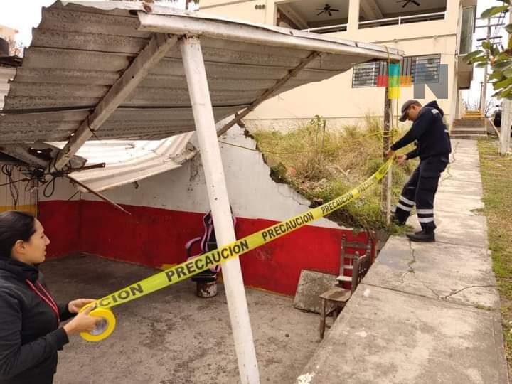 Postes tirados, luminarias caídas, cables reventados y láminas desprendidas, daños del norte en Boca del Río