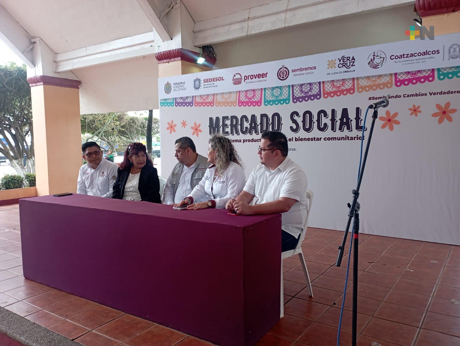 Participan 70 emprendedores en segunda edición de mercado social en Coatza