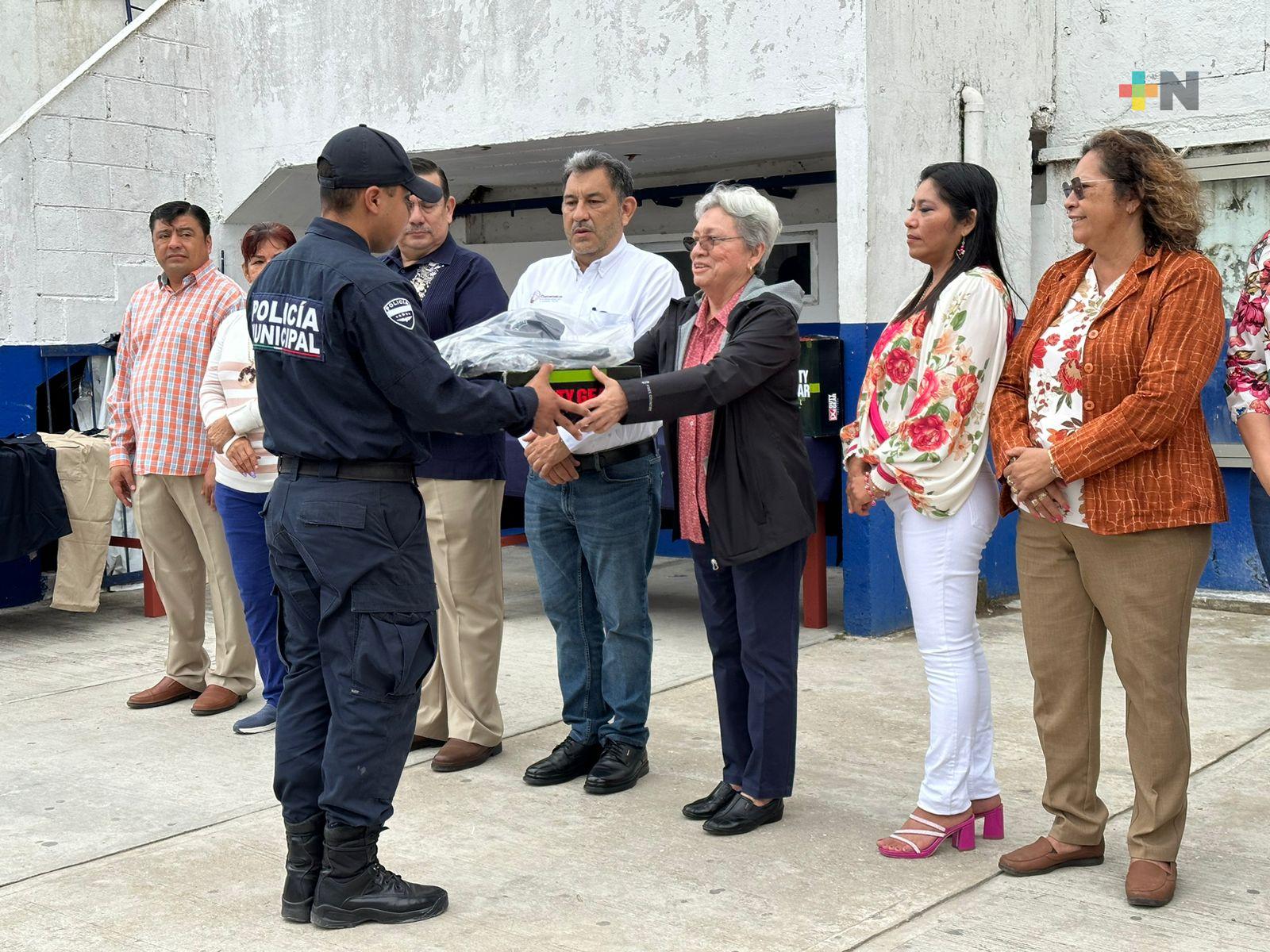 Ayuntamiento de Coatzacoalcos entrega 350 uniformes a policías municipales