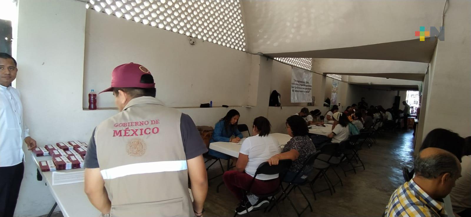En Xalapa entregan tarjetas de Banco Bienestar a estudiantes de nivel medio superior