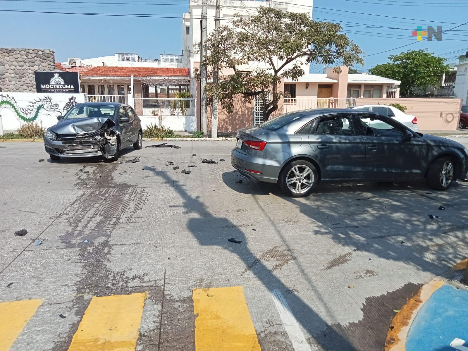 Dos autos se impactan al intentar esquivarse mutuamente en Boca del Río