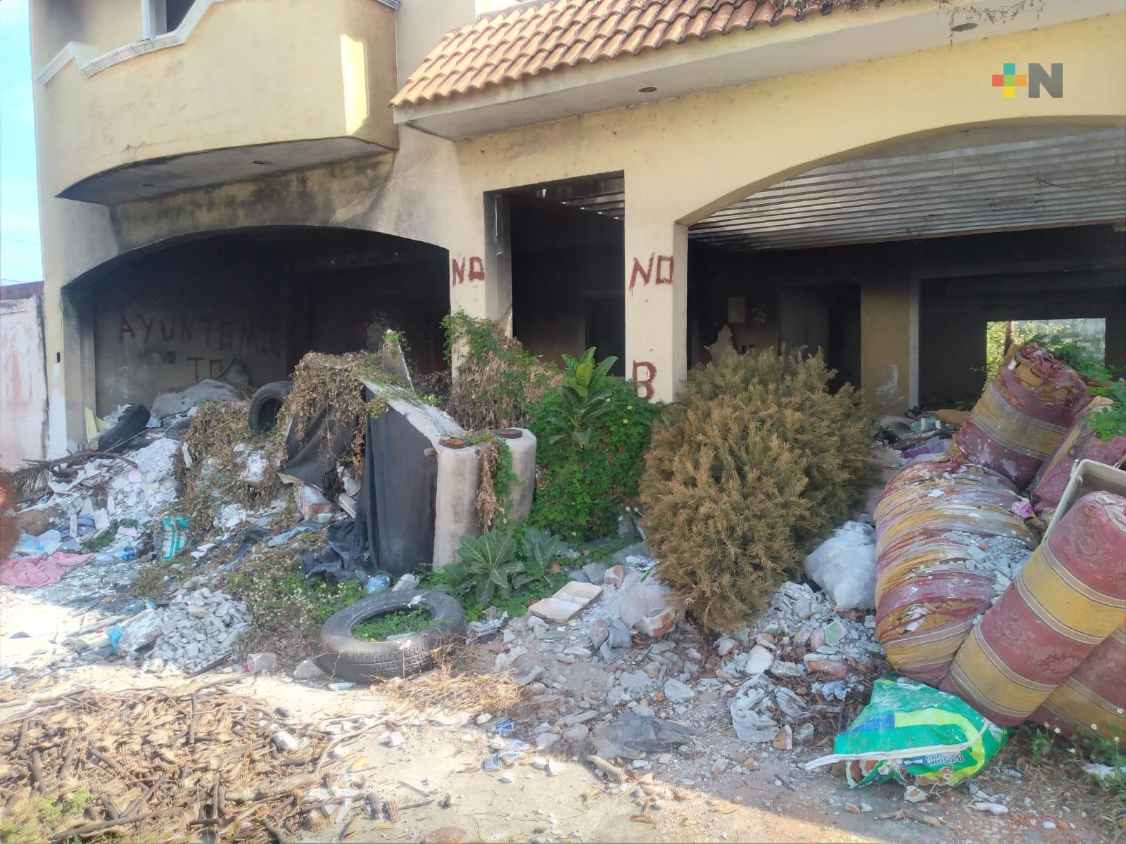 Casa abandonada en colonia Formando Hogar es un foco de infección, denuncian vecinos