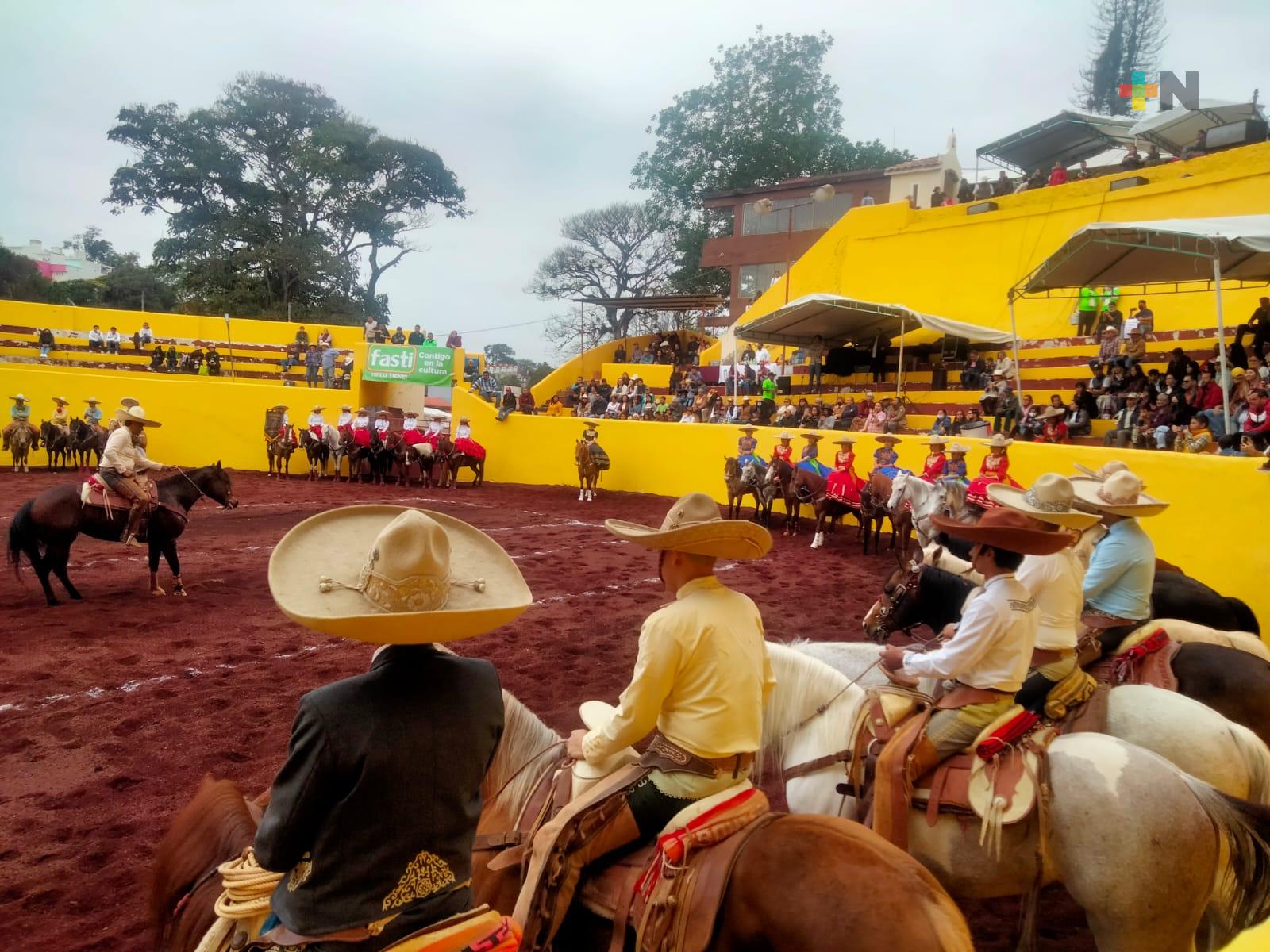 Caballos, jinetes, escaramuzas en el Lienzo Charro de Xalapa