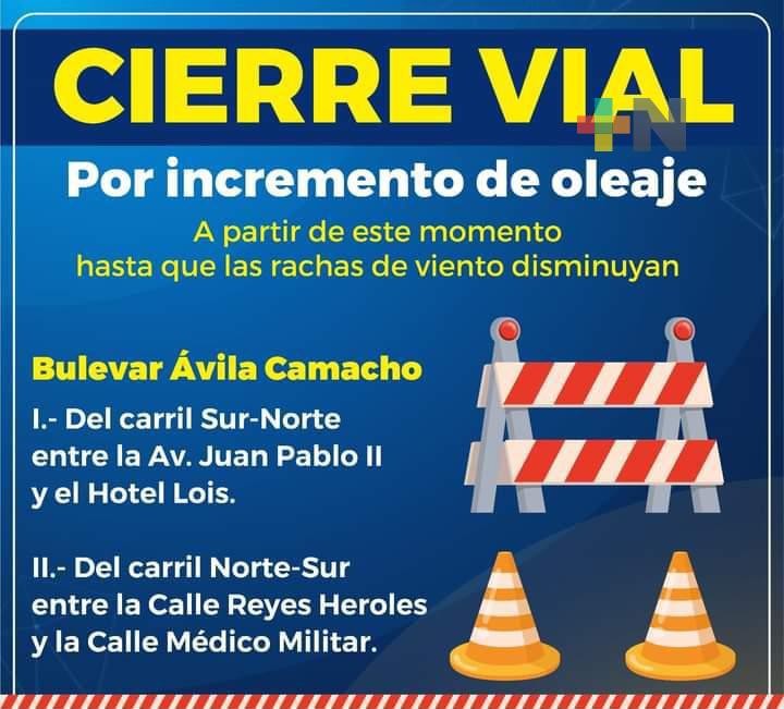 Por fuerte oleaje cierran bulevar Ávila Camacho en Boca del Río