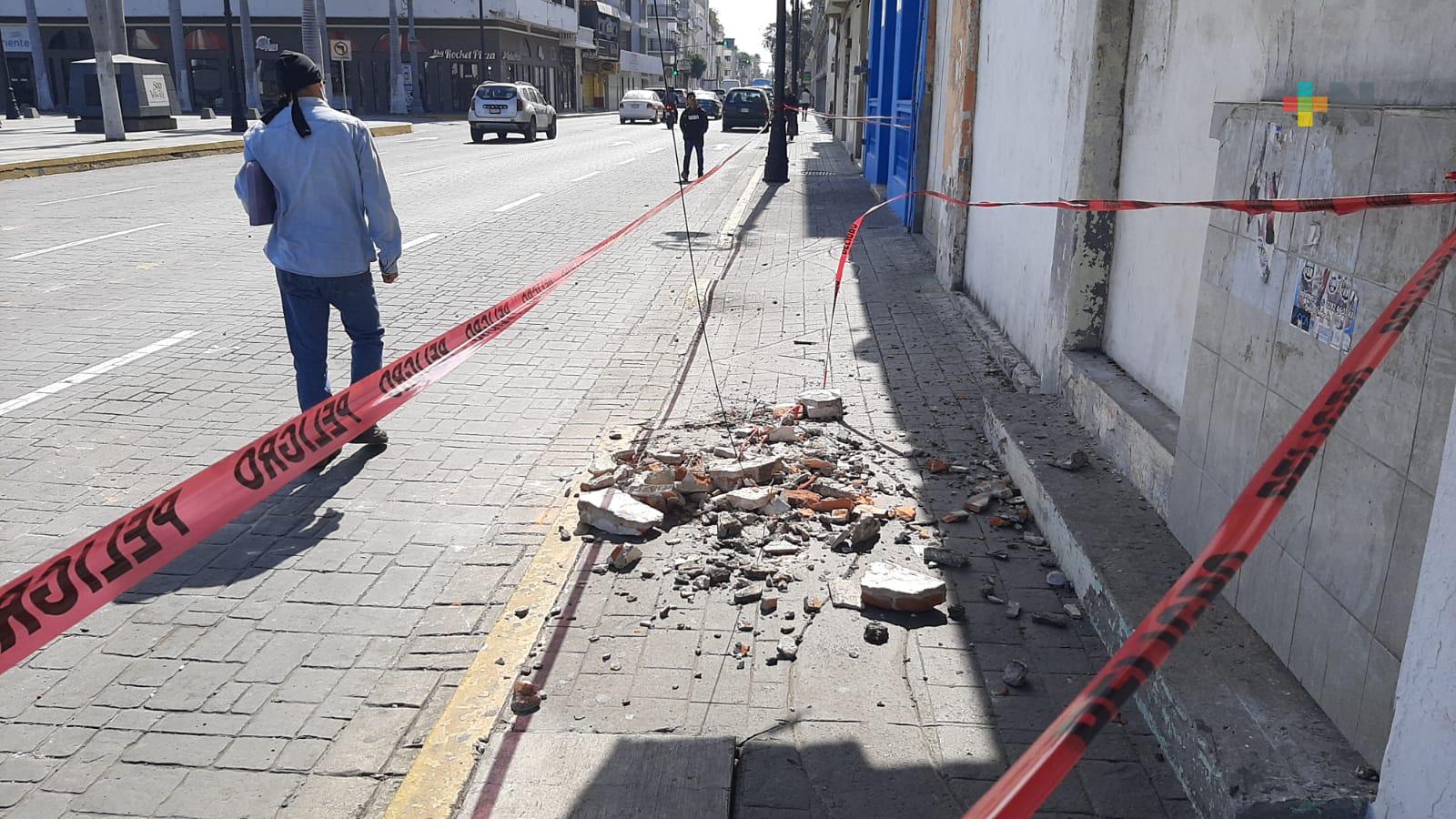 Se desprendió cornisa de edificio abandonado en Centro Histórico de Veracruz