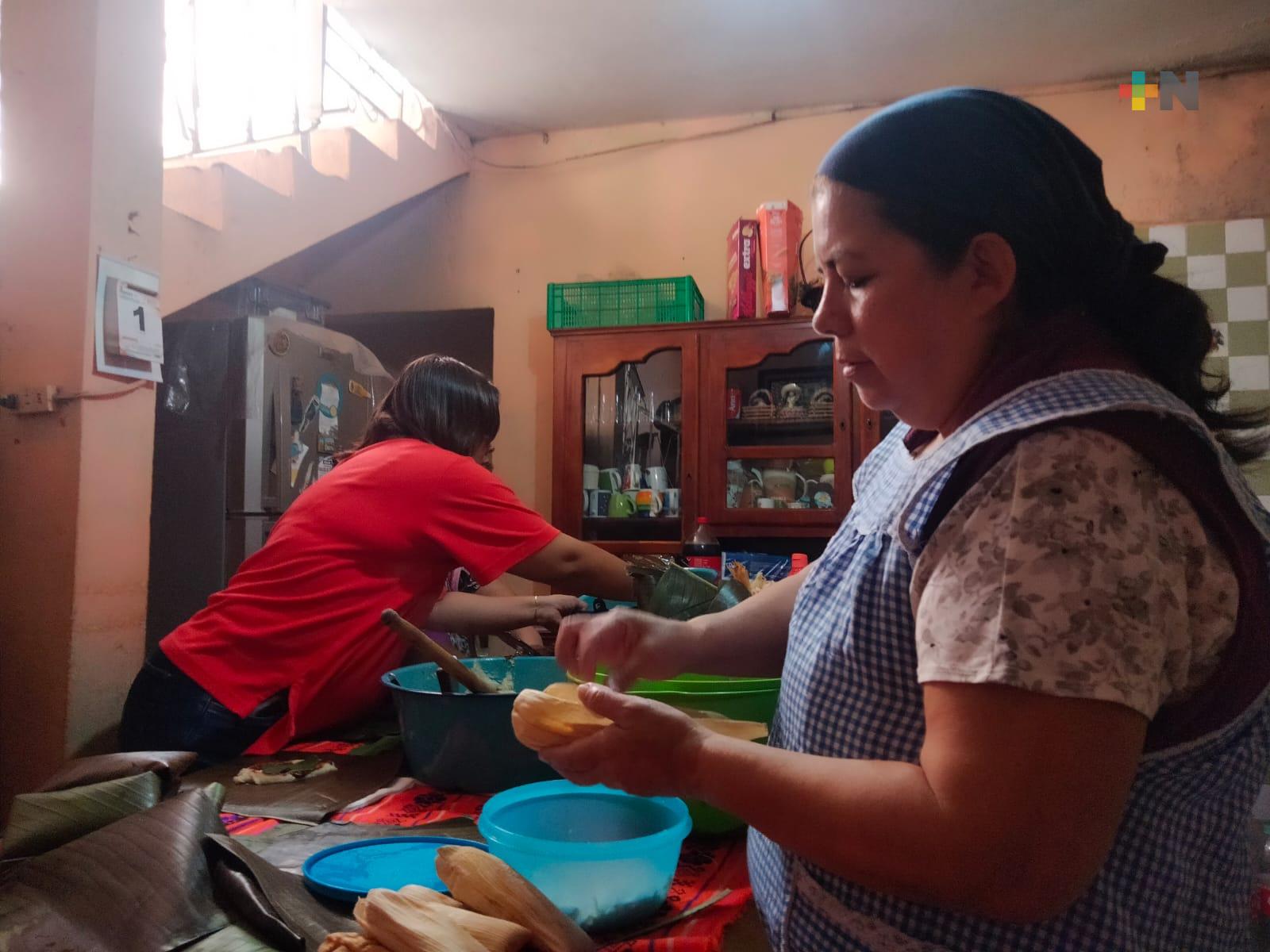 Familia mantiene tradición de realizar tamales el Día de la Candelaria