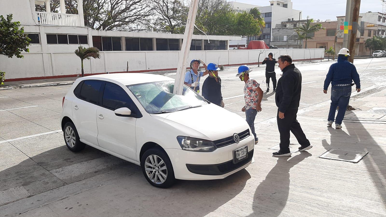 Desprendimientos de la Torre Centro, causantes de daños en avenida Xicoténcatl