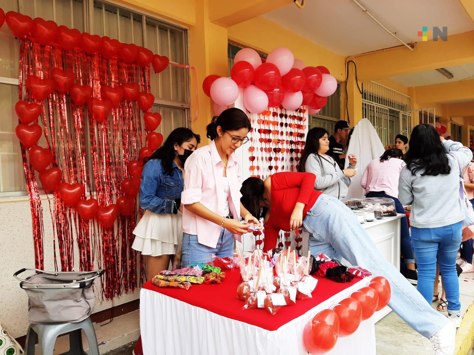 Organizan estudiantes emprendedores bazar en campus Mocambo de la UV